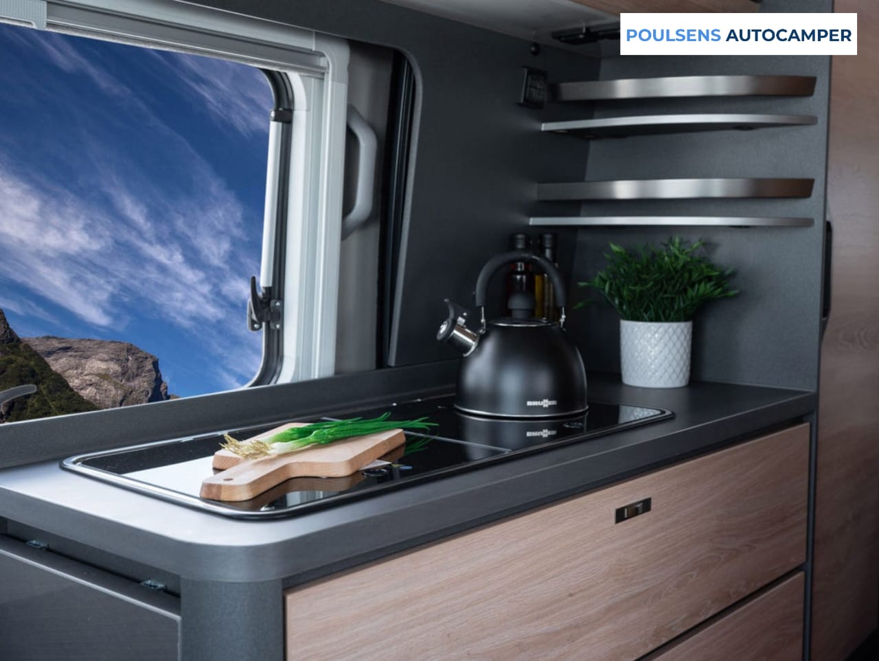 Cuisine du camping-car urbain Knaus BOXLIFE PRO 600 STREET 2025 avec réfrigérateur à compresseur et rangements