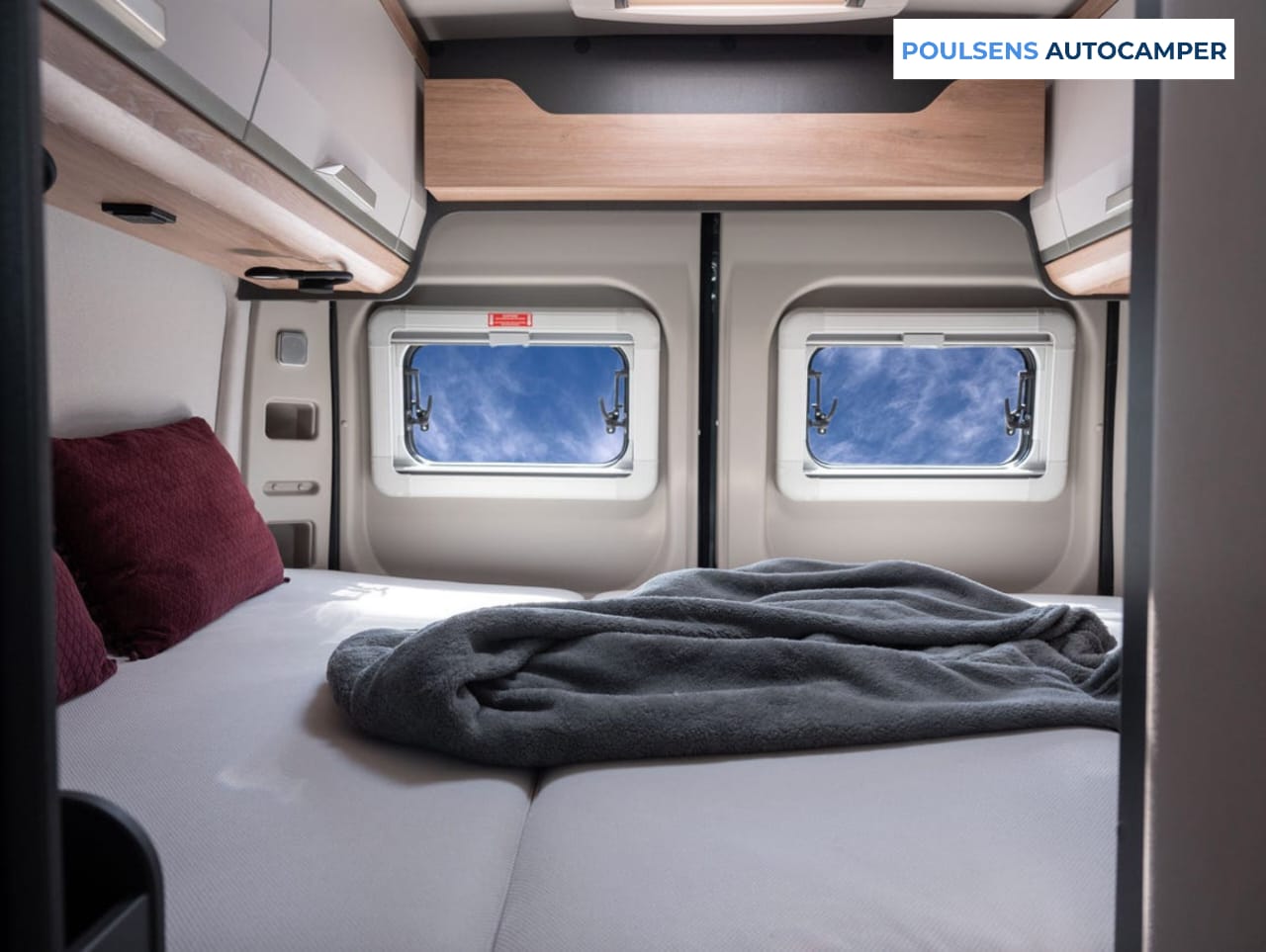 Espace couchage du camping-car urbain Knaus BOXLIFE PRO 600 STREET 2025 avec lit transversal arrière et lit d’appoint dinette