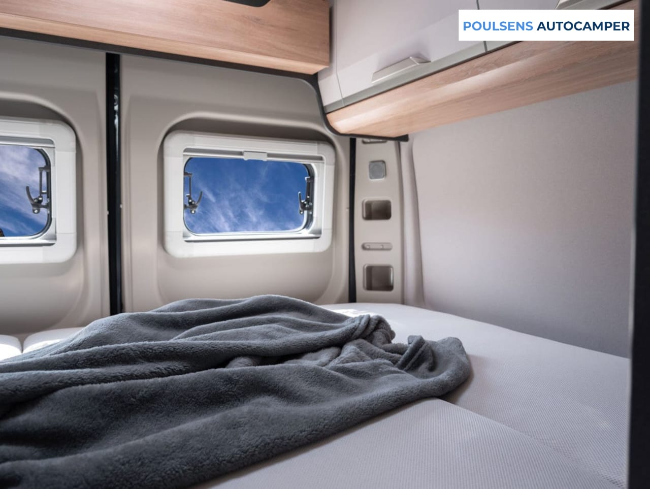 Espace couchage du camping-car urbain Knaus BOXLIFE PRO 600 STREET 2025 avec lit transversal arrière et lit d’appoint dinette