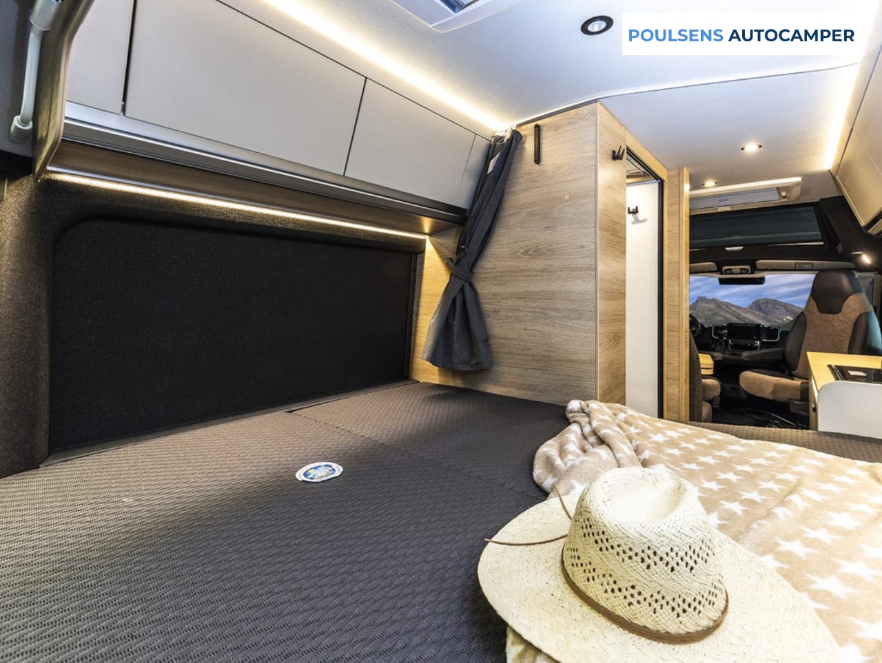 Espace couchage du camping-car urbain Knaus BOXTIME 600 MQ 2026 avec lit transversal arrière