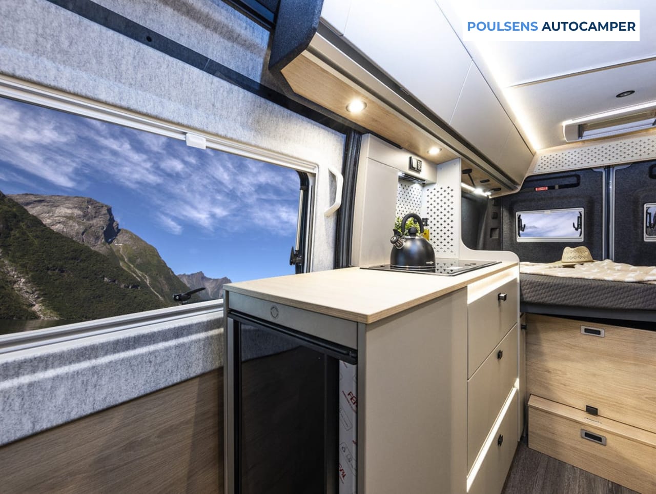 Cuisine du camping-car urbain Knaus BOXTIME 600 MQ 2026 avec réfrigérateur et rangements
