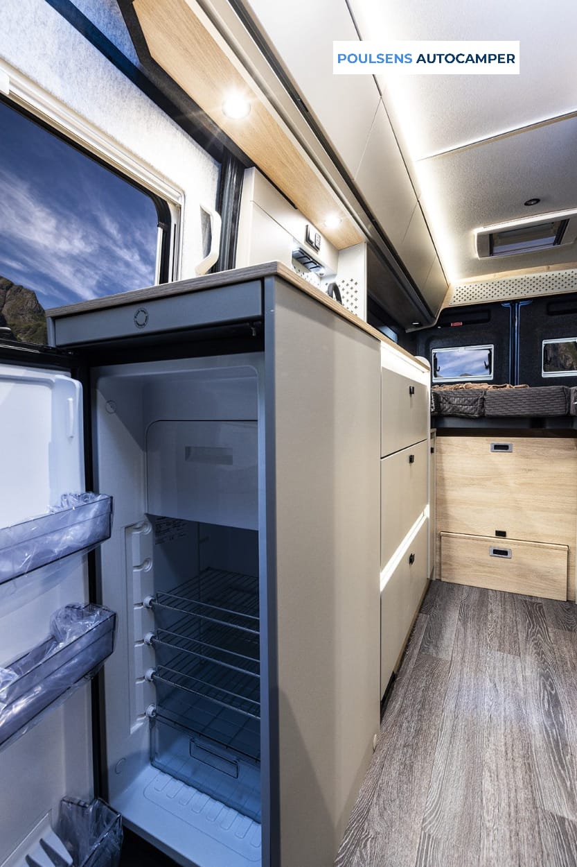 Cuisine du camping-car urbain Knaus BOXTIME 630 ME 2026 avec réfrigérateur et rangements