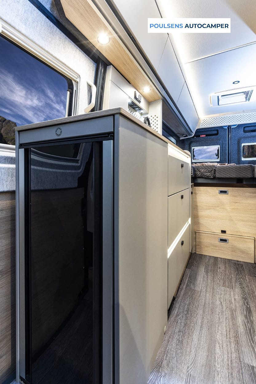 Cuisine du camping-car urbain Knaus BOXTIME 630 ME 2026 avec réfrigérateur et rangements