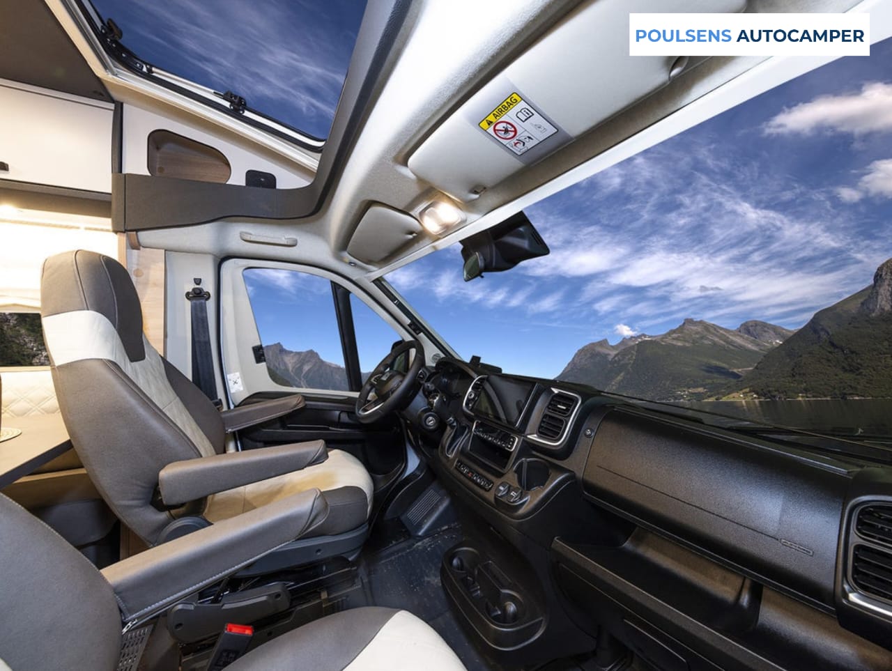 Cabine avant du camping-car semi-intégré Knaus LIVE TI 700 MEG Platinum Selection 2026 avec sièges pilote et tableau de bord Fiat