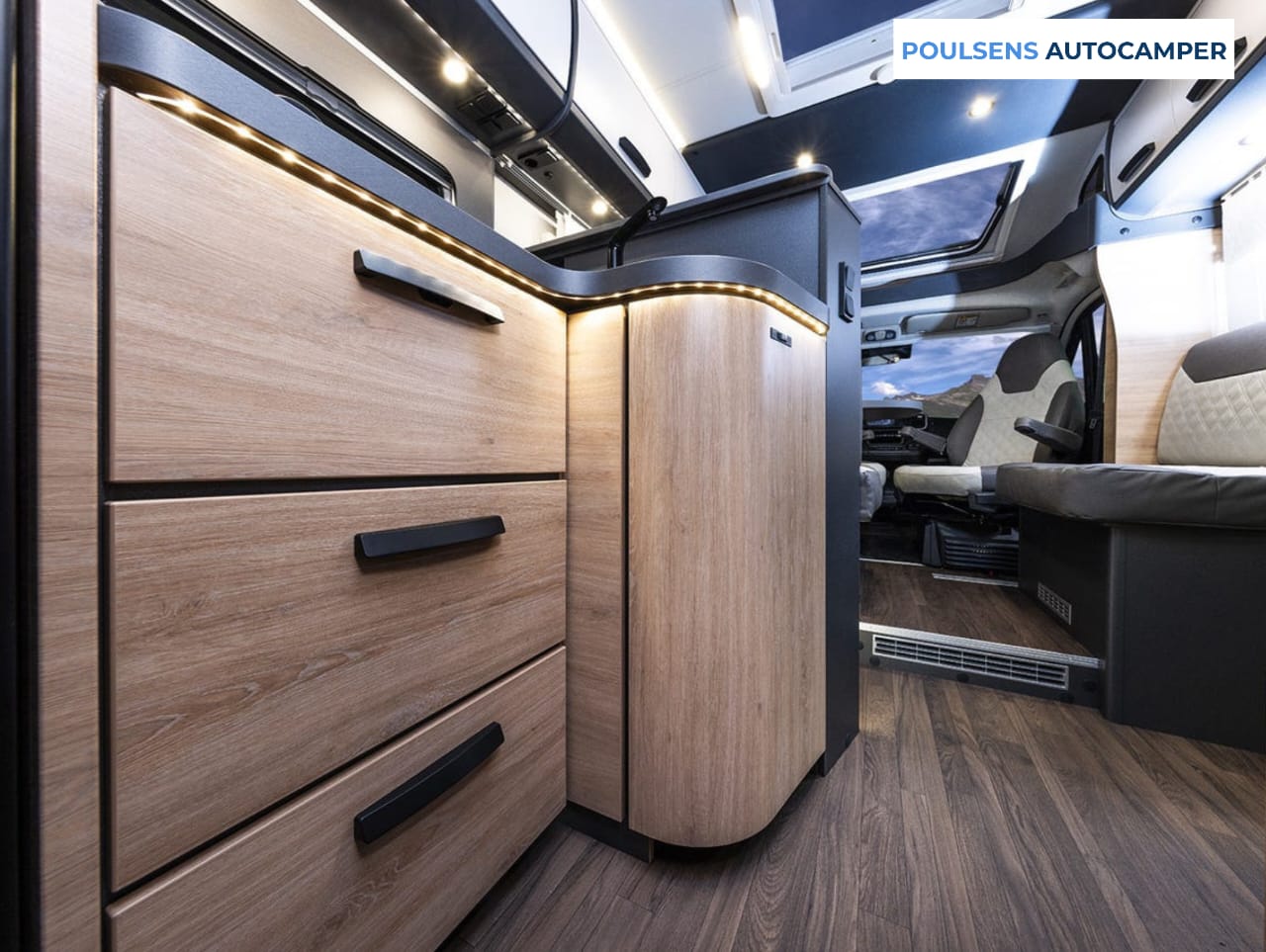 Cuisine du camping-car semi-intégré Knaus LIVE TI 700 MEG Platinum Selection 2026 avec réfrigérateur et rangements