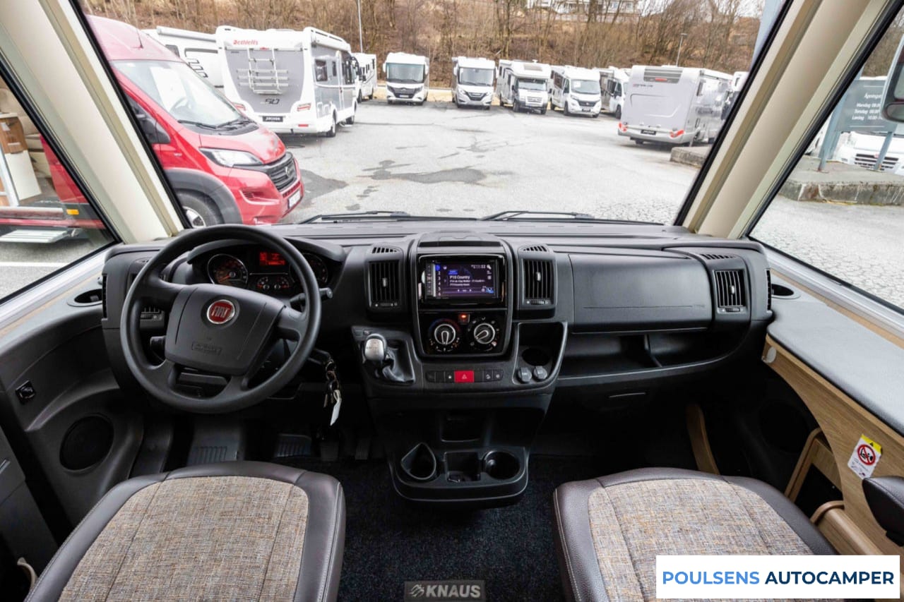 Cabine avant du Knaus SKY I 700 2017 avec tableau de bord Fiat