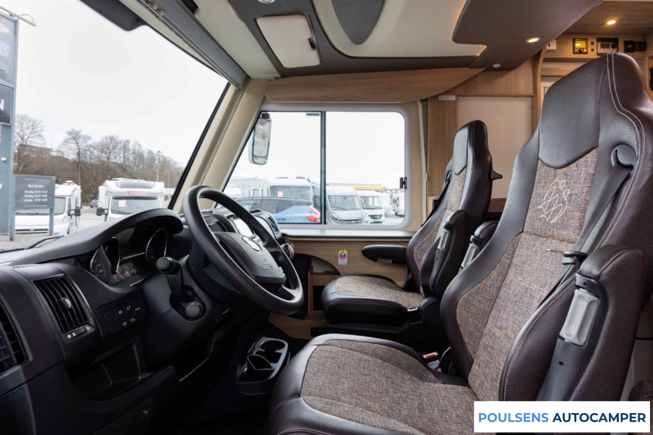 Cabine avant du Knaus SKY I 700 2017 avec tableau de bord Fiat