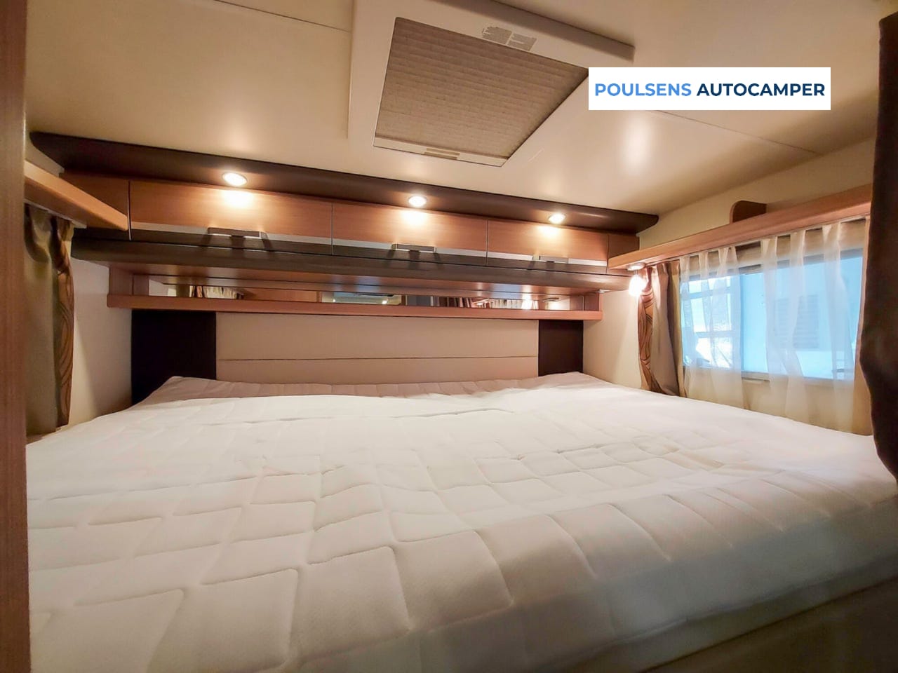 Espace couchage du Knaus Sky TI 650 MG avec lit transversal