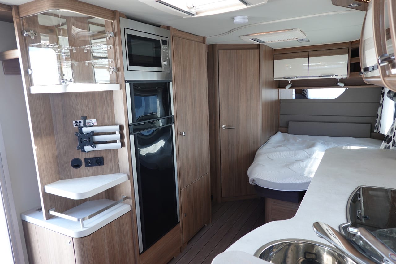 Cuisine de la Knaus Südwind 580 UE Scandinavian avec micro‑ondes