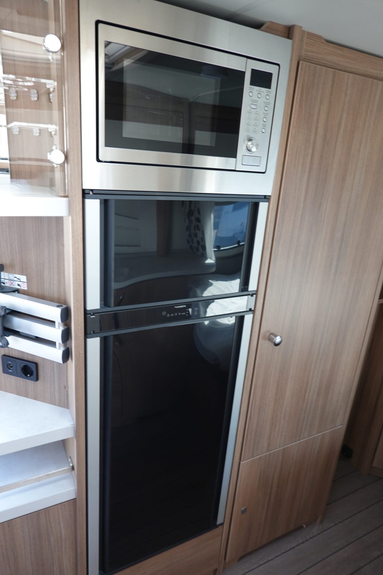 Cuisine de la Knaus Südwind 580 UE Scandinavian avec micro‑ondes