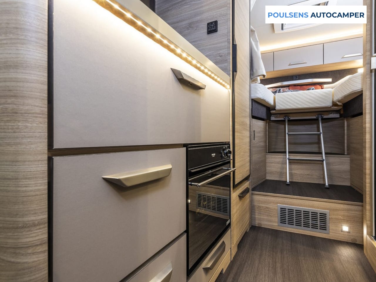 Cuisine du camping-car semi-intégré Knaus VAN TI PLUS 650 MEG Platinum Selection 2026 avec four à gaz, réfrigérateur et rangements