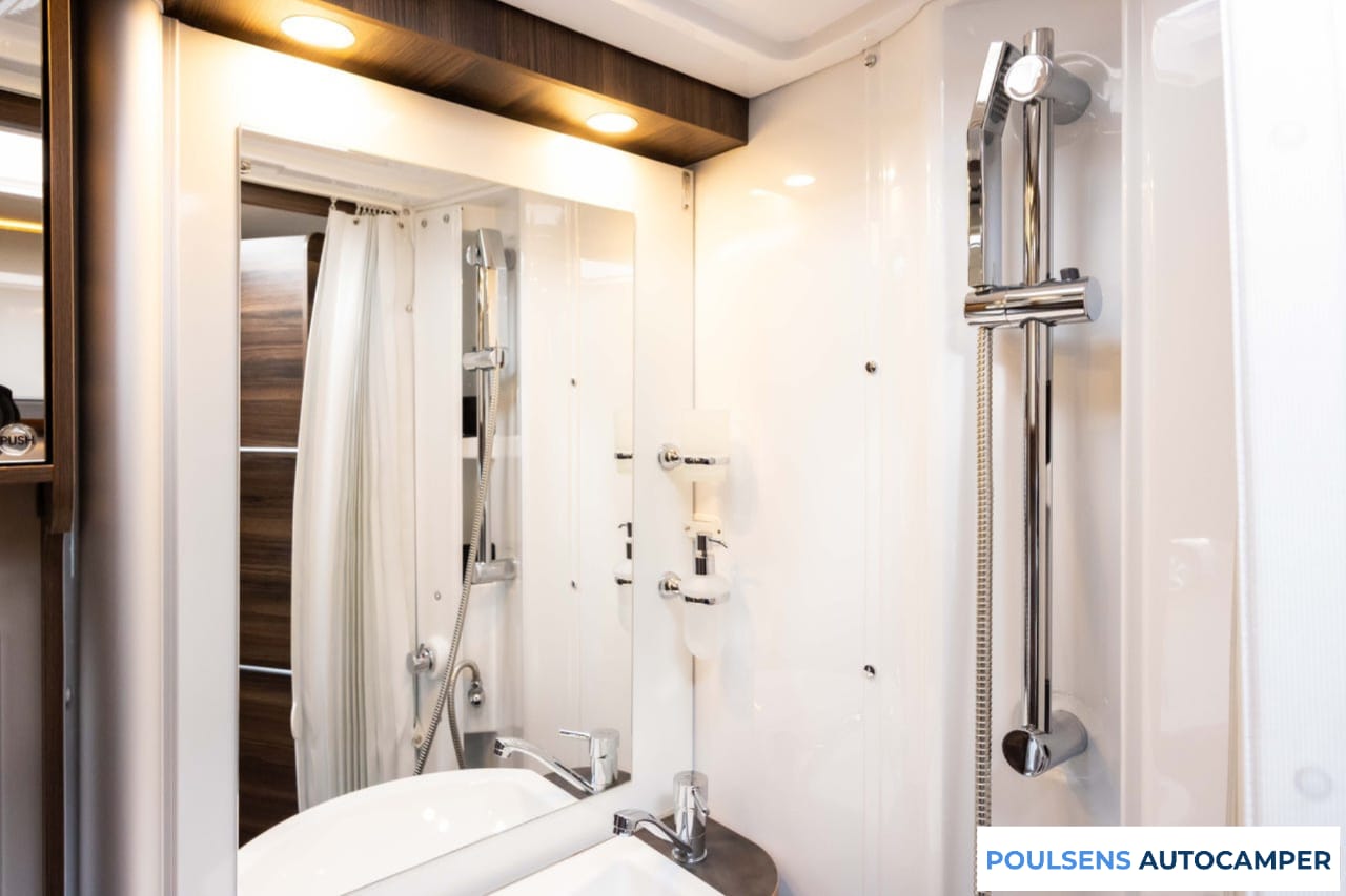 Salle de bain du Laika Ecovip 3019 2021 avec douche et toilettes