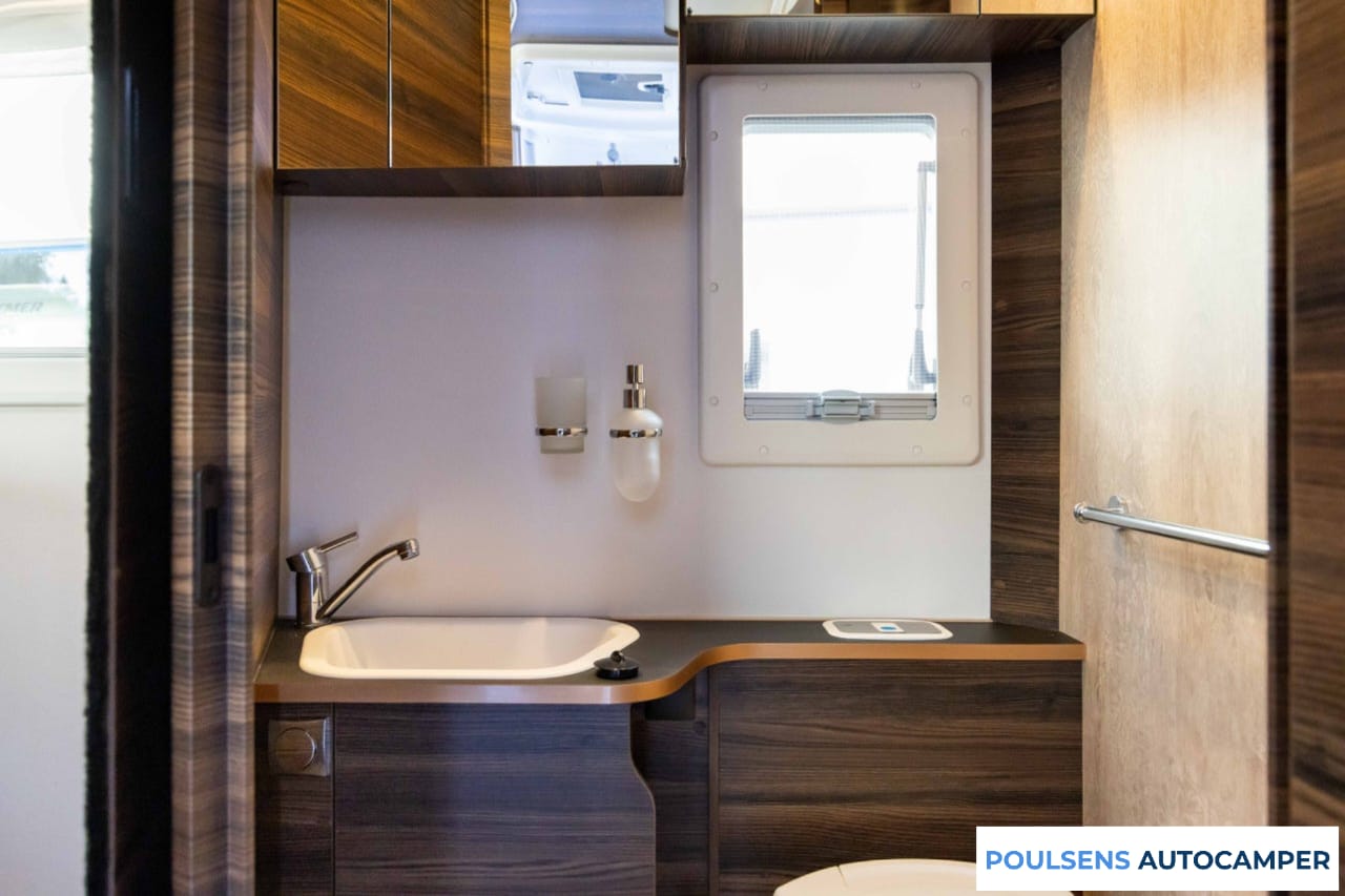 Salle de bain du Laika Ecovip H 4112 2023 avec douche séparée