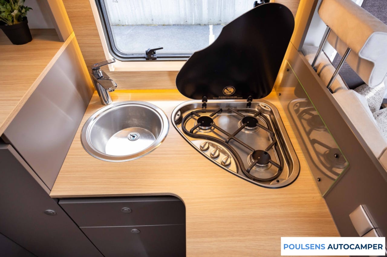 Cuisine du LMC Tourer Lift H 660 2022 avec réfrigérateur et rangements