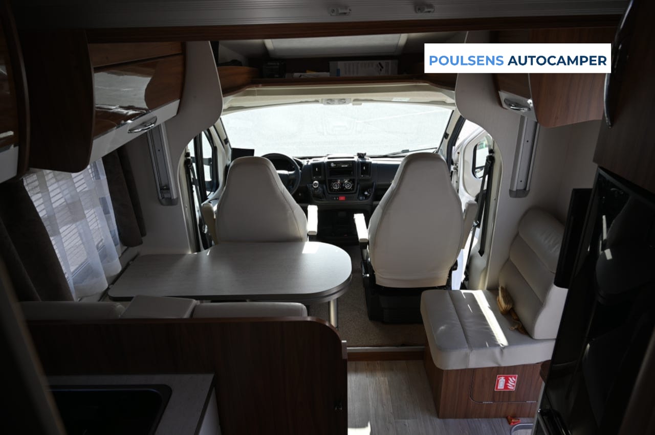 Salon intérieur du Pilote P706 Essentiel