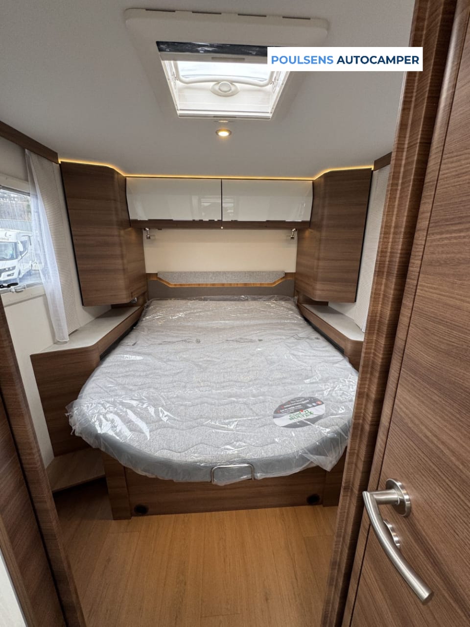 Espace couchage du Rapido 696F avec lit central et lit pavillon