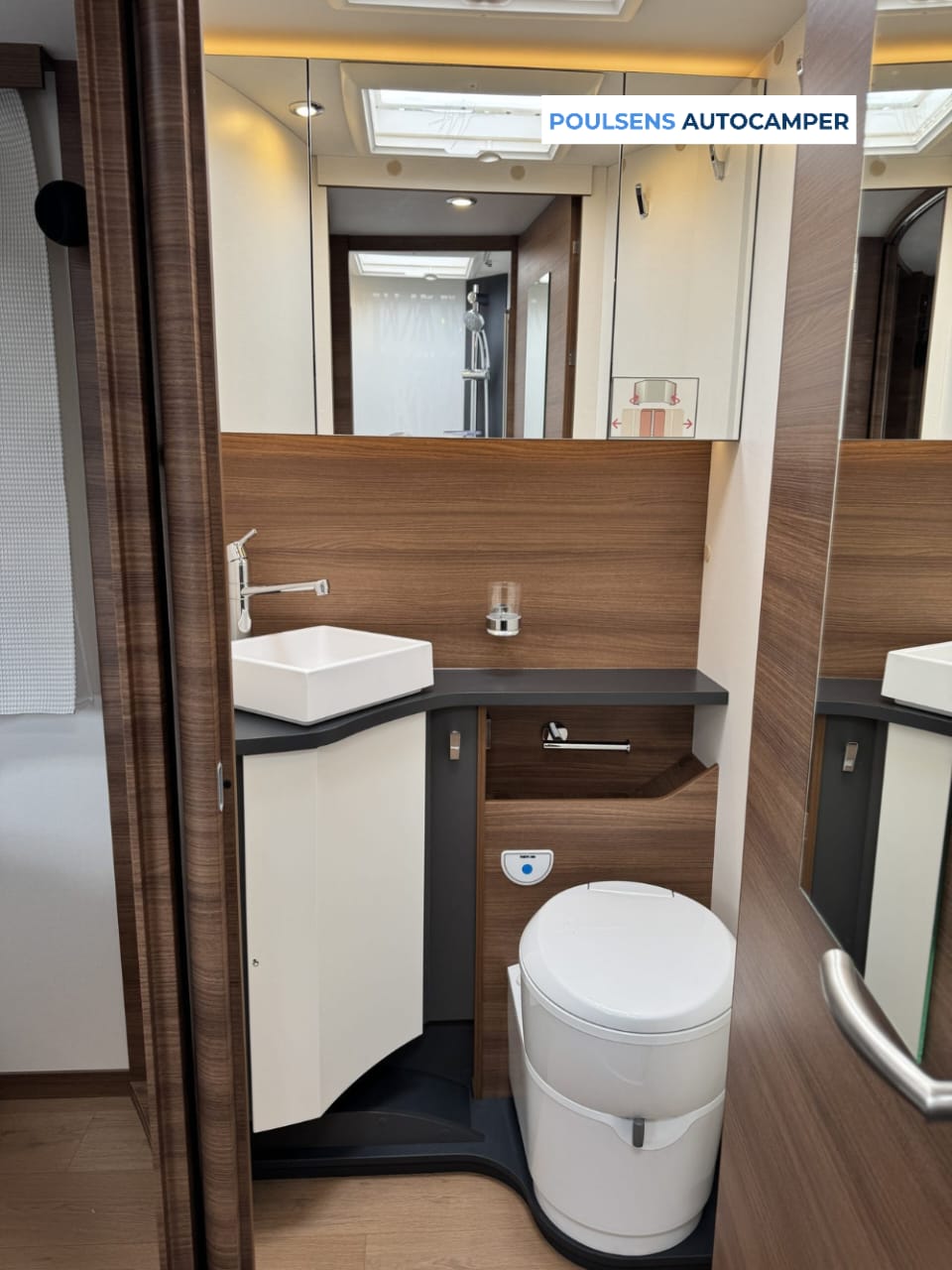 Salle de bain du Rapido 696F avec douche séparée