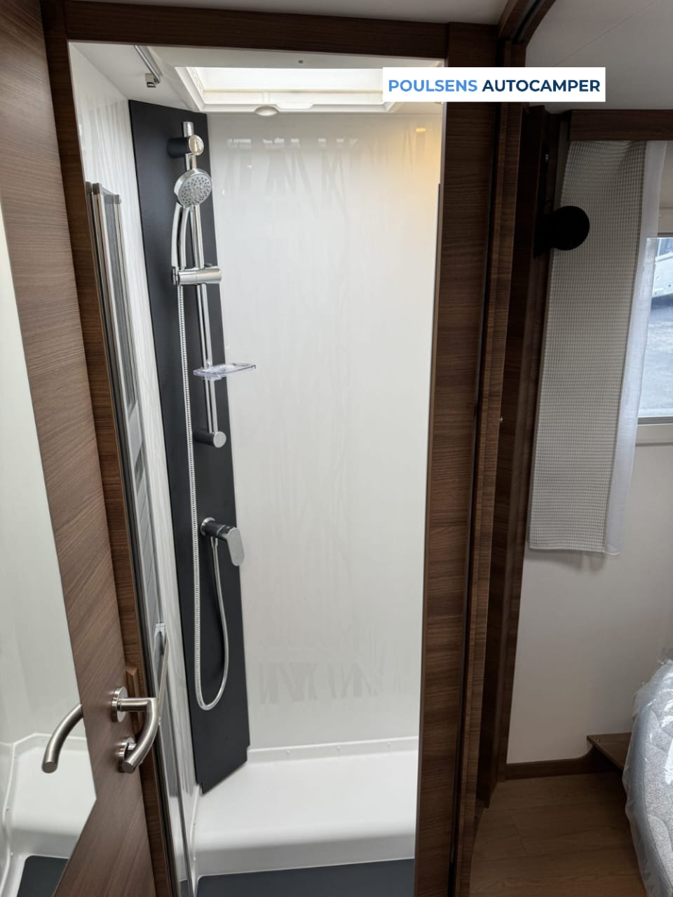 Salle de bain du Rapido 696F avec douche séparée