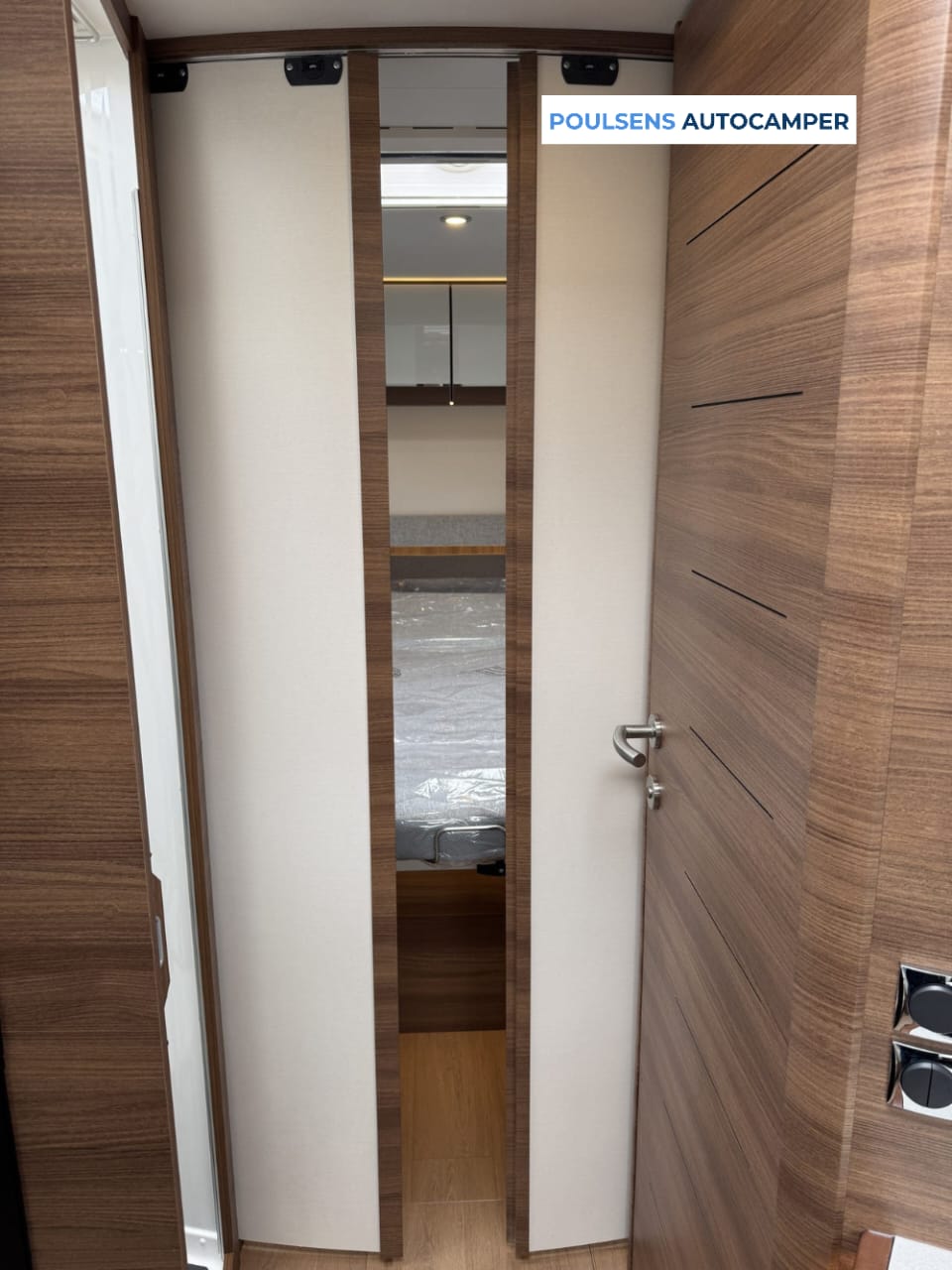 Salle de bain du Rapido 696F avec douche séparée