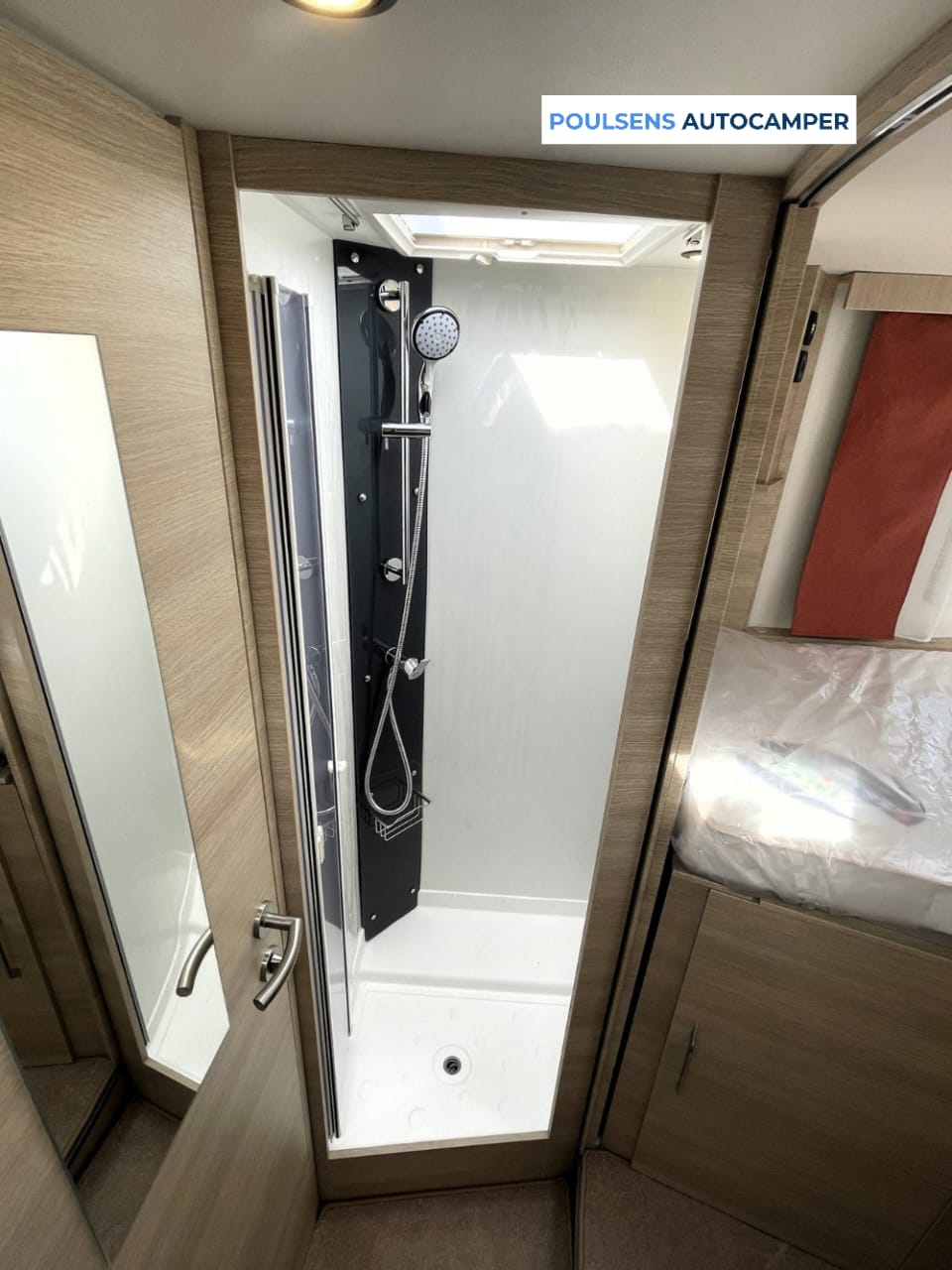 Salle de bain du Rapido 866F avec douche séparée