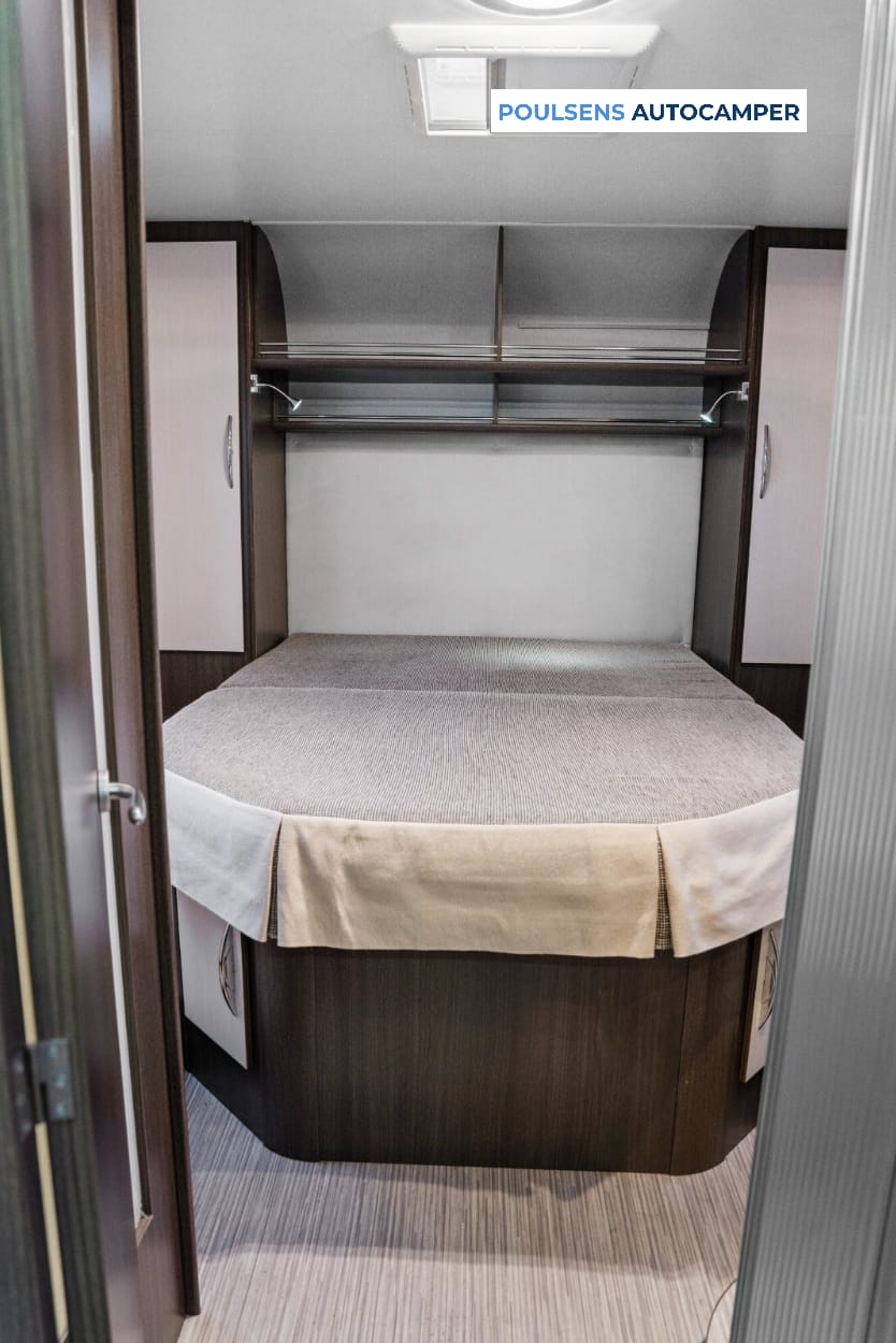 Espace couchage du Rimor 97F3 avec lit pavillon