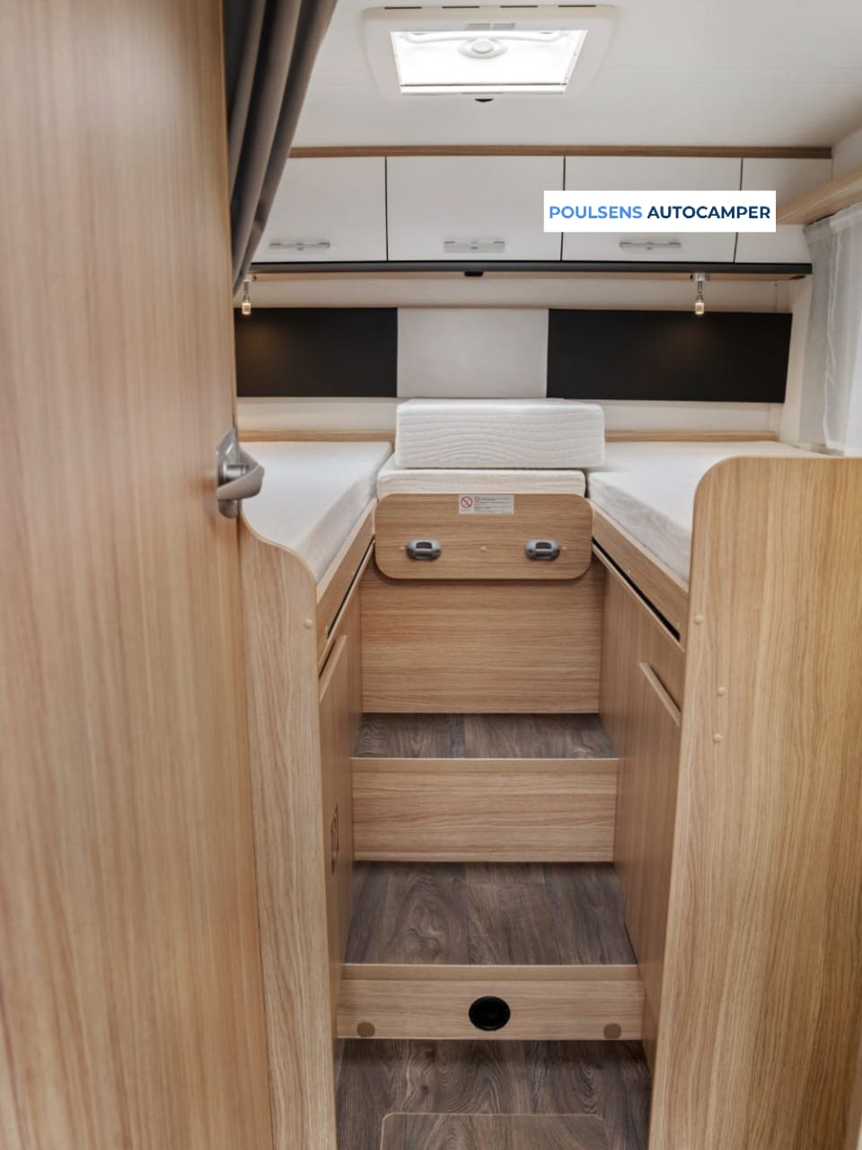 Espace couchage du Sunlight I68 avec lits simples et lit pavillon
