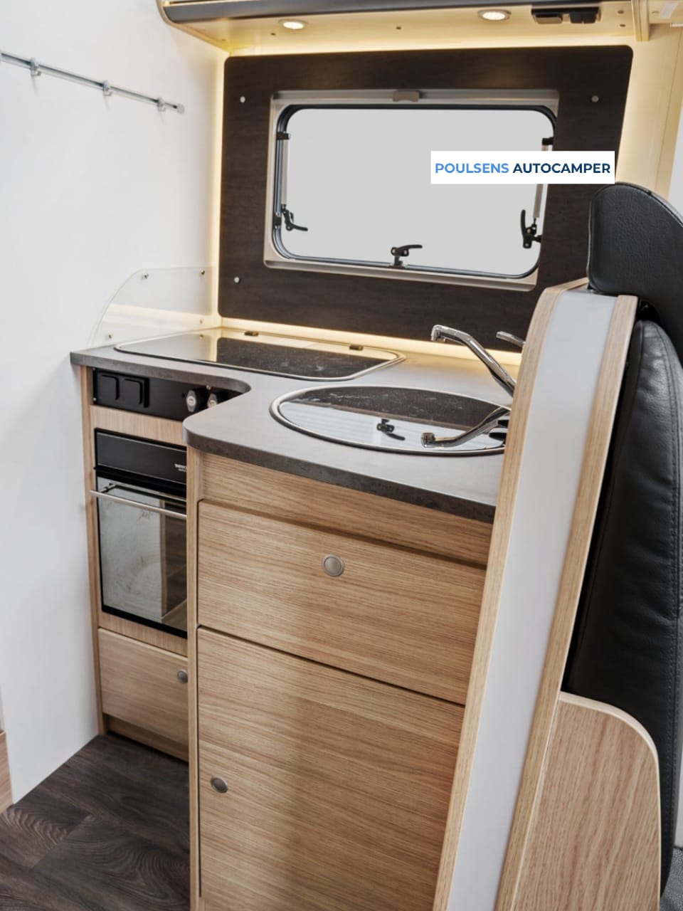 Cuisine du Sunlight I68 avec réfrigérateur et congélateur