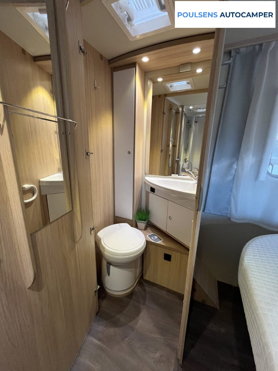 Salle de bain du Sunlight T 69 L avec douche séparée