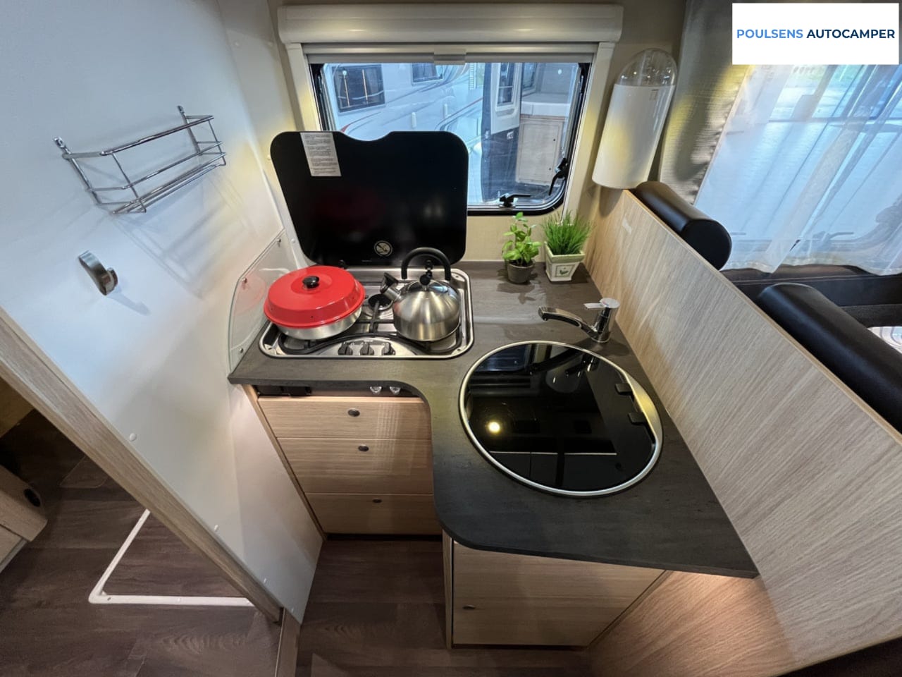 Cuisine du Sunlight T 69 L avec réfrigérateur et congélateur