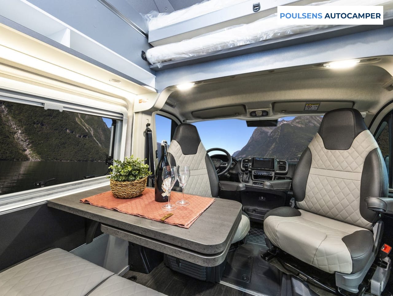 Salon intérieur du camping-car urbain Weinsberg CARABUS Grey Edition Fire 600 MQ 2026 avec banquettes et éclairage LED