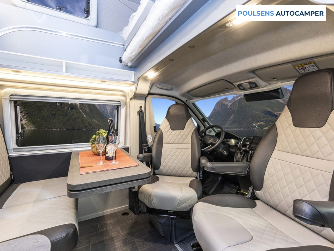 Salon intérieur du camping-car urbain Weinsberg CARABUS Grey Edition Fire 600 MQ 2026 avec banquettes et éclairage LED
