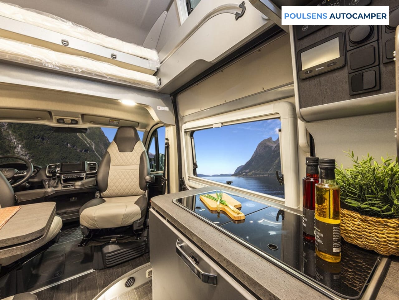 Cuisine du camping-car semi-intégré Weinsberg CARASUITE 700 DX 2026 avec plan de travail extensible