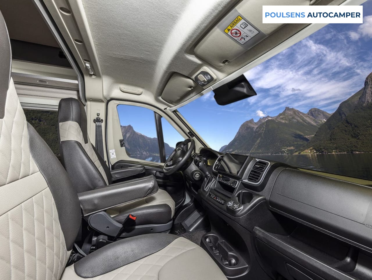 Cabine avant du camping-car urbain Weinsberg CARABUS Grey Edition Fire 600 MQ 2026 avec sièges pilote et tableau de bord Fiat