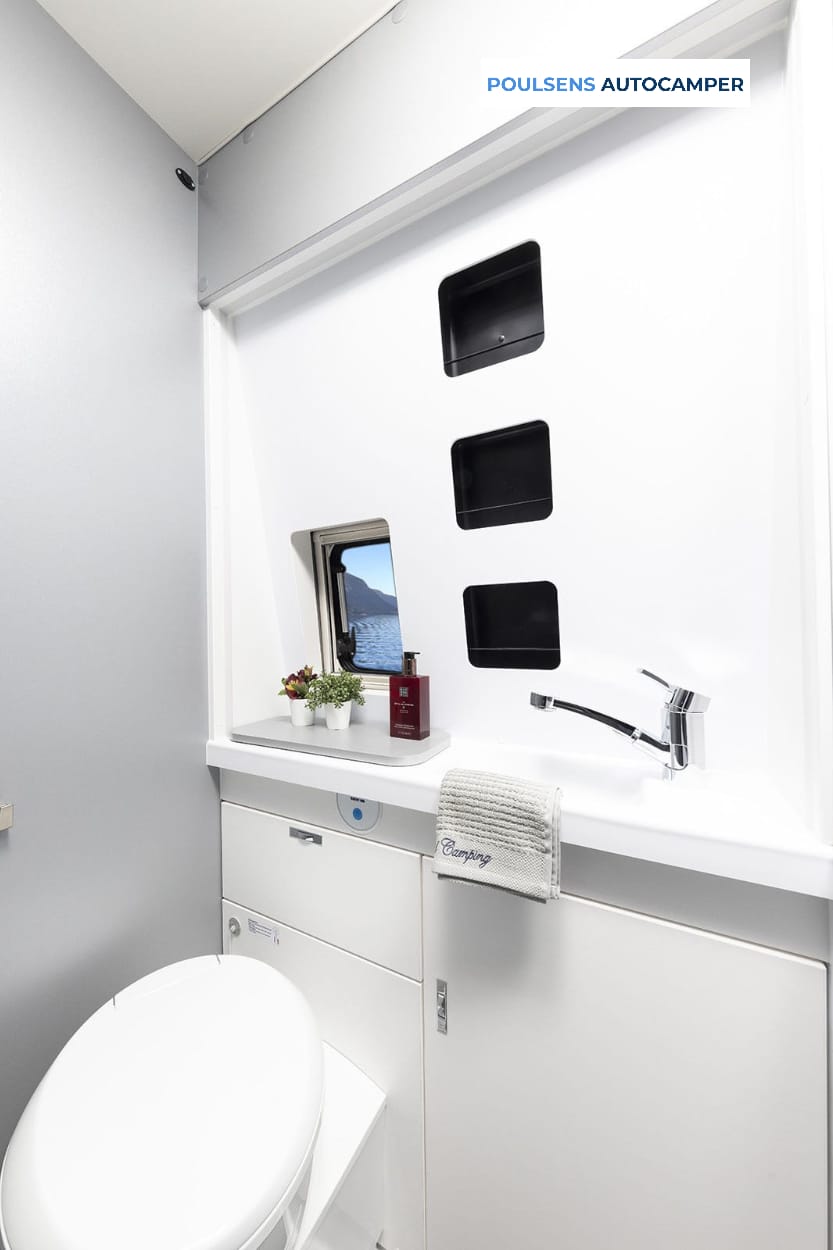 Salle de bain du camping-car urbain Weinsberg CARABUS Grey Edition Fire 600 MQ 2026 avec lavabo