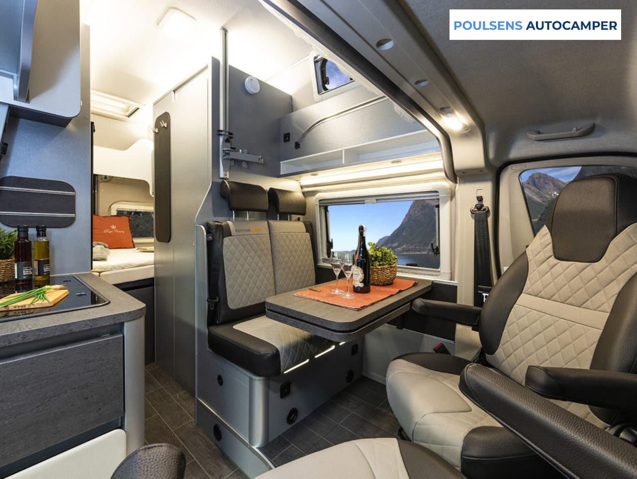 Salon intérieur du camping-car urbain Weinsberg CARABUS Grey Edition Fire 600 MQH 2026 avec banquettes et éclairage LED