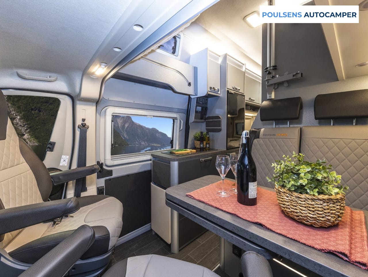 Salon intérieur du camping-car urbain Weinsberg CARABUS Grey Edition Fire 600 MQH 2026 avec banquettes et éclairage LED