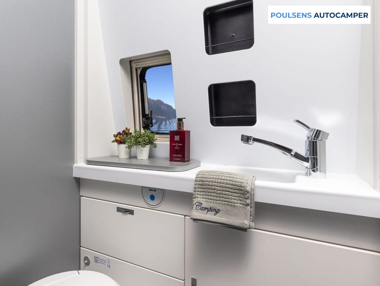 Salle de bain du camping-car urbain Weinsberg CARABUS Grey Edition Fire 600 MQH 2026 avec lavabo et fenêtre