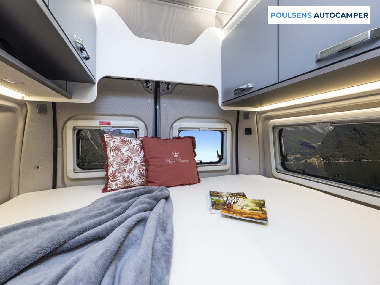 Espace couchage du camping-car urbain Weinsberg CARABUS Grey Edition Fire 600 MQH 2026 avec lit transversal arrière, lit pavillon et matelas supérieur