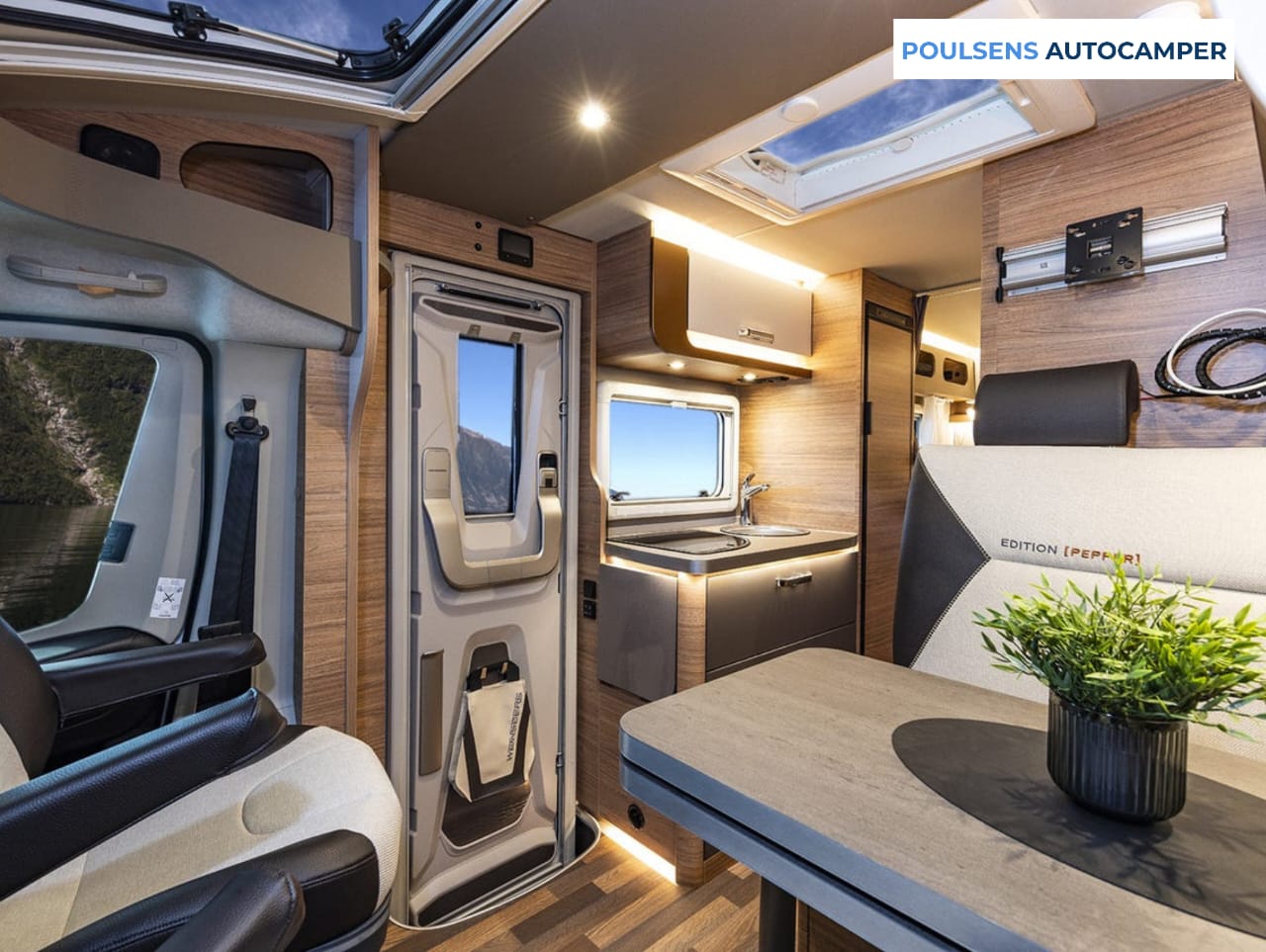 Salon intérieur du camping-car semi-intégré Weinsberg CaraCompact Pepper 600 MEG 2026 avec banquettes et éclairage LED