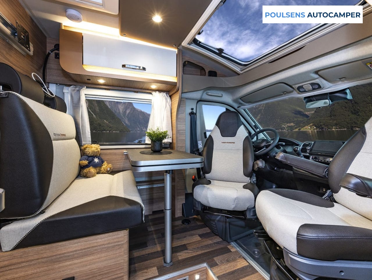 Salon intérieur du camping-car semi-intégré Weinsberg CaraCompact Pepper 600 MEG 2026 avec banquettes et éclairage LED