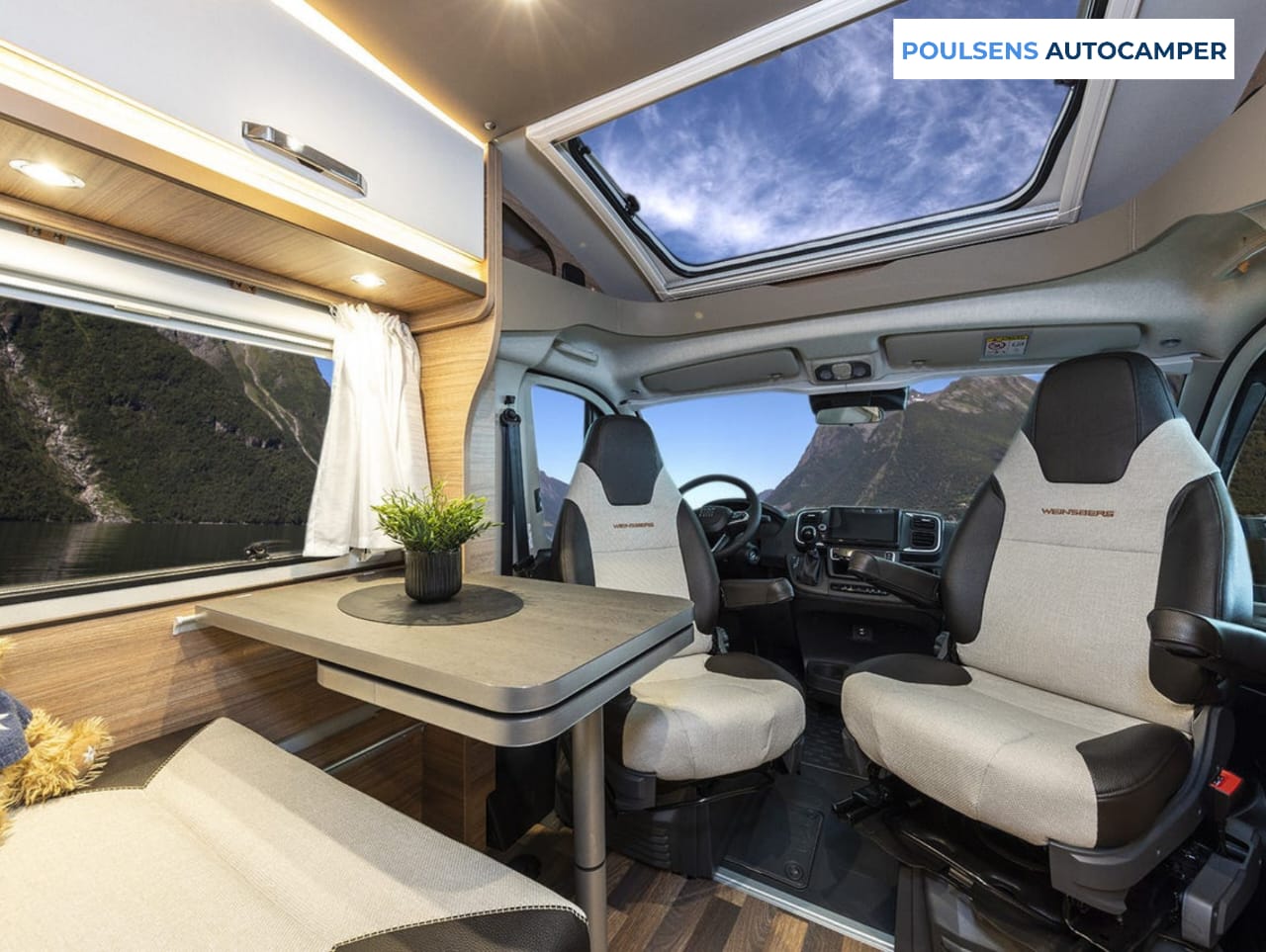 Salon intérieur du camping-car semi-intégré Weinsberg CaraCompact Pepper 600 MEG 2026 avec banquettes et éclairage LED