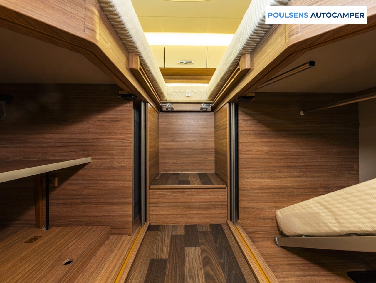 Espace couchage du camping-car semi-intégré Weinsberg CaraCompact Pepper 600 MEG 2026 avec 3 couchages confortables