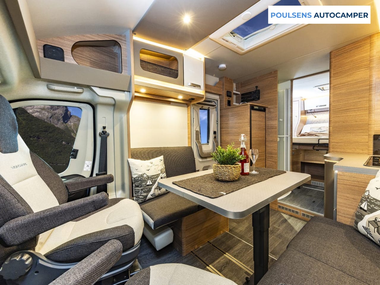 Salon intérieur du camping-car semi-intégré Weinsberg CARASUITE 700 DX 2026 avec banquettes et éclairage LED