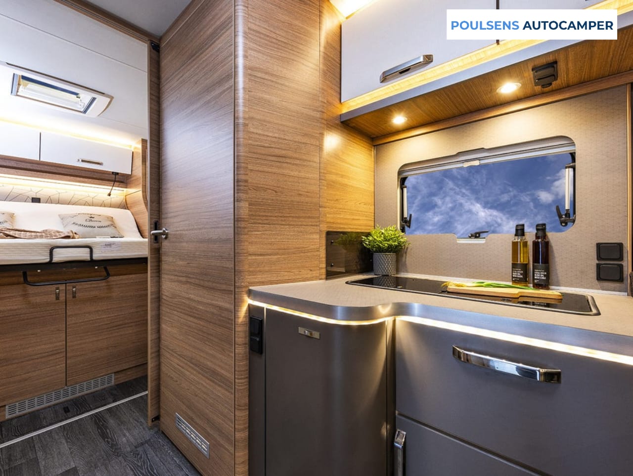 Cuisine du camping-car semi-intégré Weinsberg CARASUITE 700 DX 2026 avec réfrigérateur et rangements