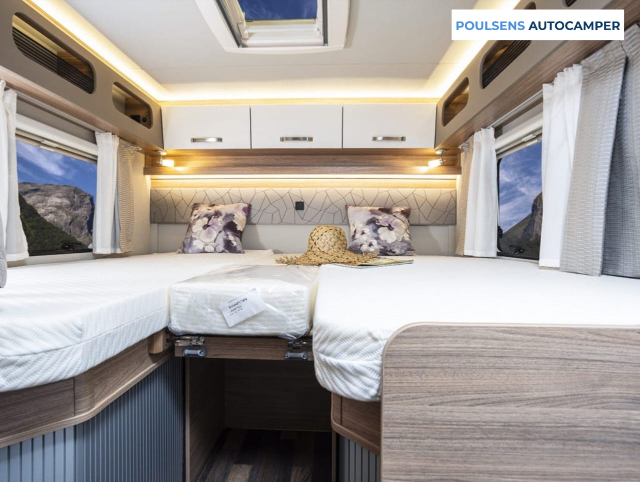 Espace couchage du camping-car semi-intégré Weinsberg CARASUITE 700 ME 2023 avec lit rabattable et extension de lit