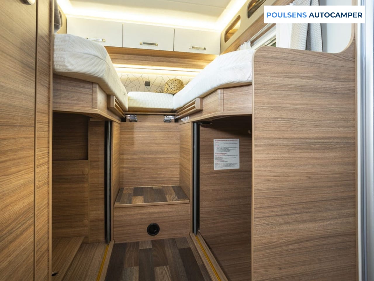 Espace couchage du camping-car semi-intégré Weinsberg CARASUITE 700 ME 2023 avec lit rabattable et extension de lit