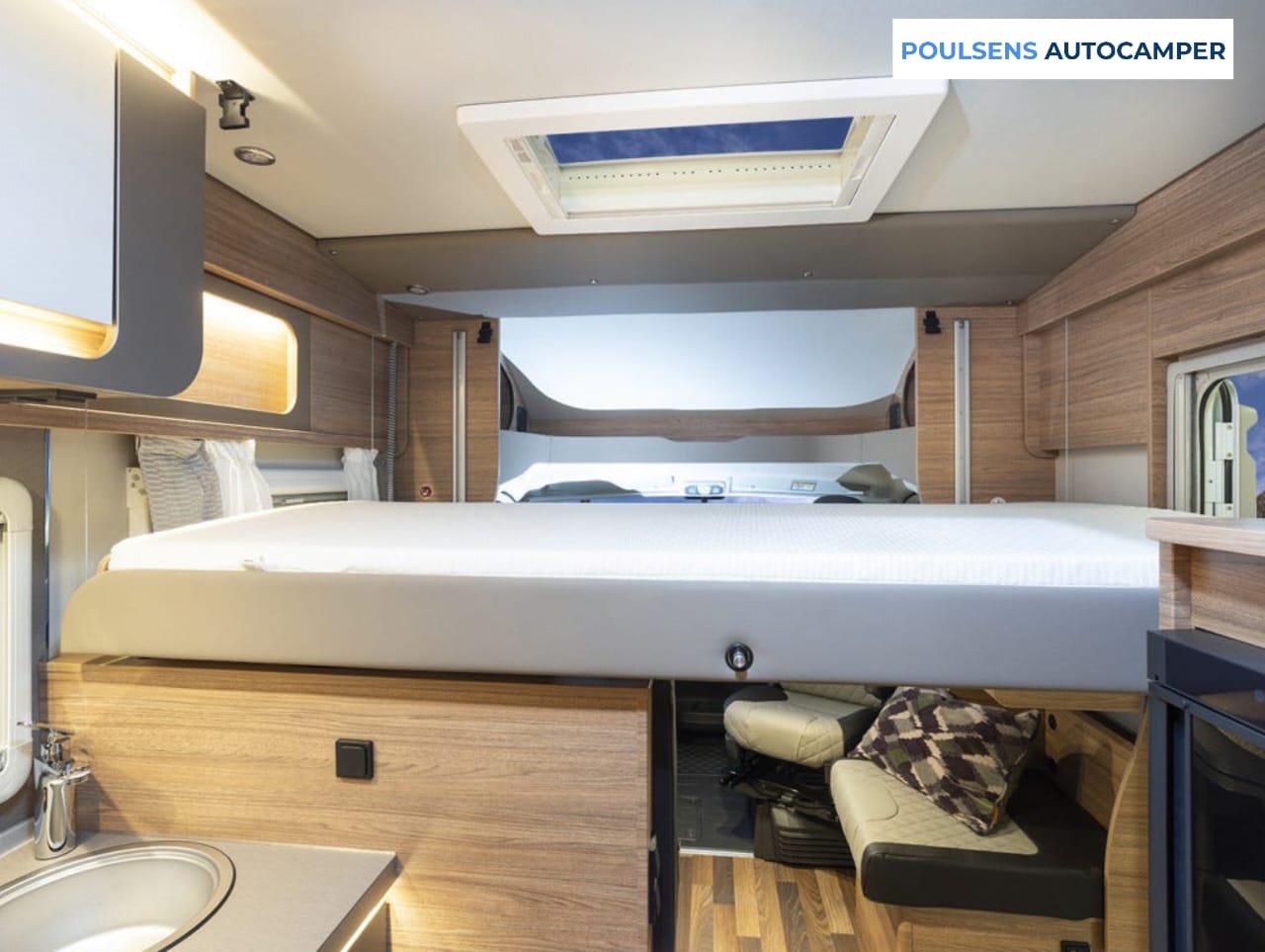 Vue intérieure avant du camping-car semi-intégré Weinsberg CARASUITE 700 ME 2023